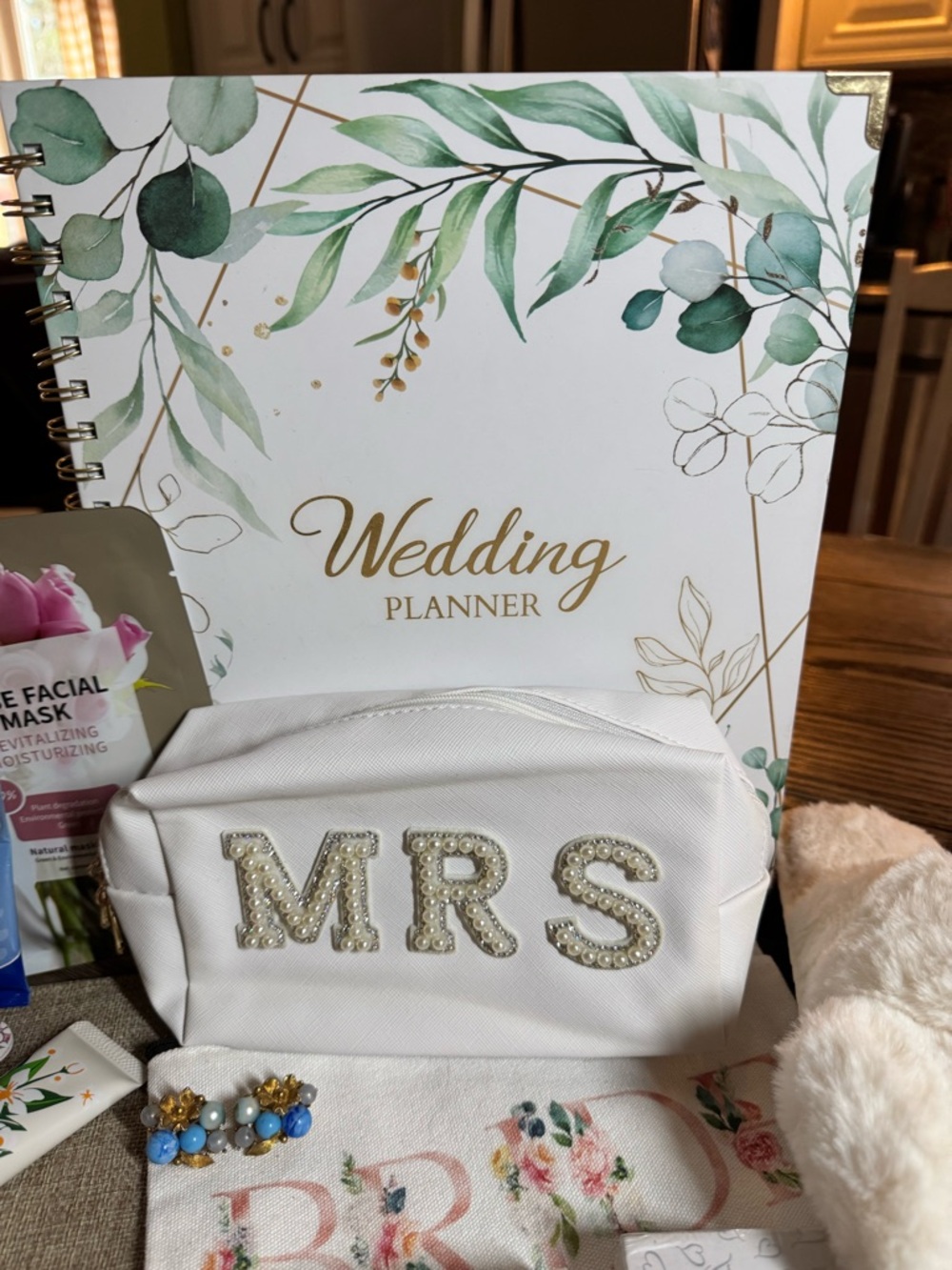 Bridal‎ Gift Set - White & Gold "BRIDE" Pouch + "MRS" & "I DO" Accessories - Picture 6 of 16